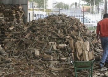 Καυσόξυλα – Τροπολογία του ΥΠΑΝ για πλαφόν στην τιμή