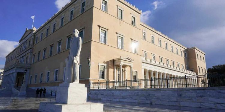 Μέτρα για την εξοικονόμηση ενέργειας στο Δημόσιο θα ανακοινώσει αύριο η κυβέρνηση