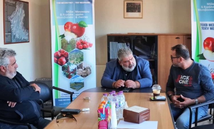 Ο  Δήμαρχος Εορδαίας με τους μηλοκαλλιεργητές