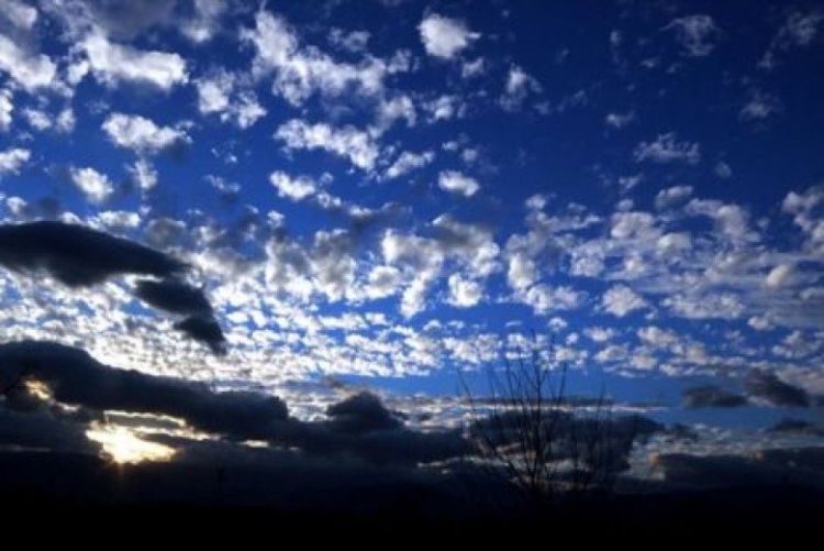 Ο Καιρός Σήμερα: Αίθριος γενικά με παροδικές νεφώσεις και τοπικές βροχές