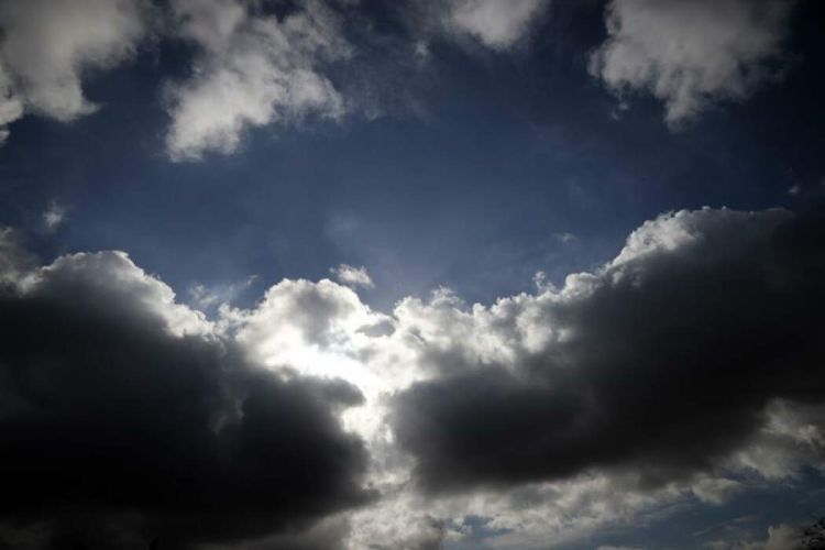 Ο Καιρός Σήμερα: Νεφώσεις και πιθανώς βροχές με μεμονωμένες καταιγίδες