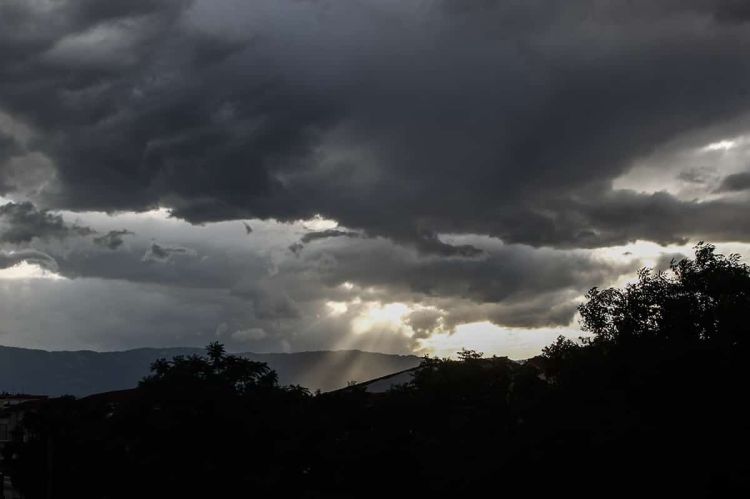 Ο Καιρός Σήμερα: Παρασκευή με μικρή πτώση της θερμοκρασίας και τοπικές βροχές και καταιγίδες