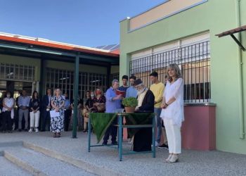 Ο joseph, ο gabriel και ο elias, από τη Βόρεια Καρολίνα των ΗΠΑ, στον αγιασμό του 3ου Γυμνασίου Κοζάνης