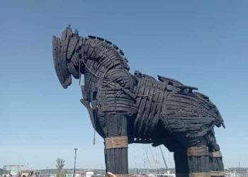 Στα βήματα του Ομήρου, στην αρχαία Τροία και στον Δούρειο ίππο του… Χόλυγουντ!