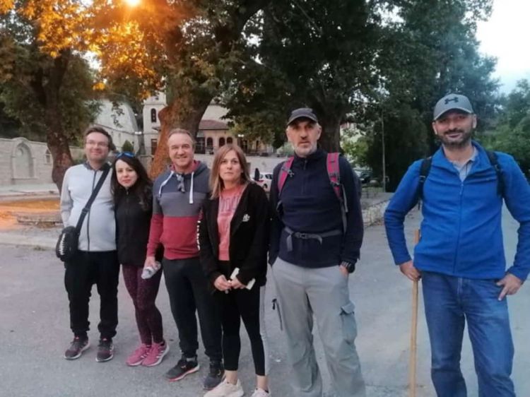Στην πεζοπορία στα γεφύρια του Κρόκου Κοζάνης ο Χάρης Κουζιάκης.