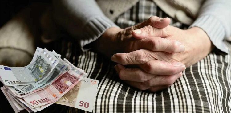 Συνέβη και αυτό: Πήγε να πάρει τη σύνταξη της και έμαθε… ότι έχει πεθάνει