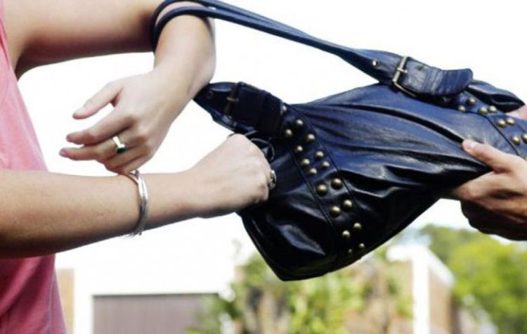 Συνελήφθη κοπέλα “τσαντάκιας” για κλοπή στην Πτολεμαΐδα