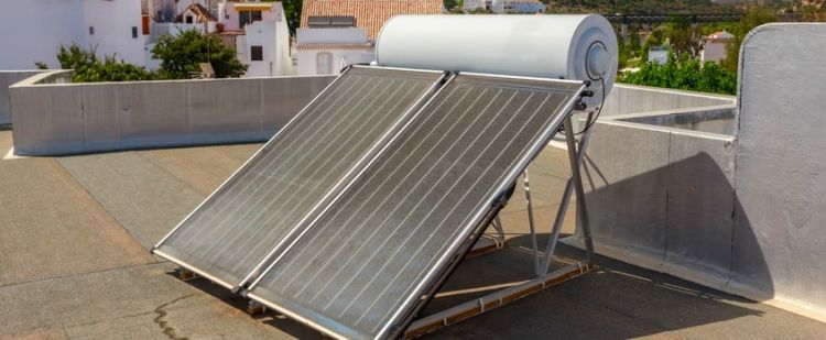 Eπιδότηση για ηλιακούς θερμοσίφωνες στις ταράτσες: Πότε θα ανοίξει η πλατφόρμα