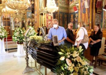 Βουβός Πόνος Στο Τελευταίο Χειροκρότημα Για Την Ψ – Πλήθος Κόσμου Στην Κηδεία Της Ελληνίδας Θεάς