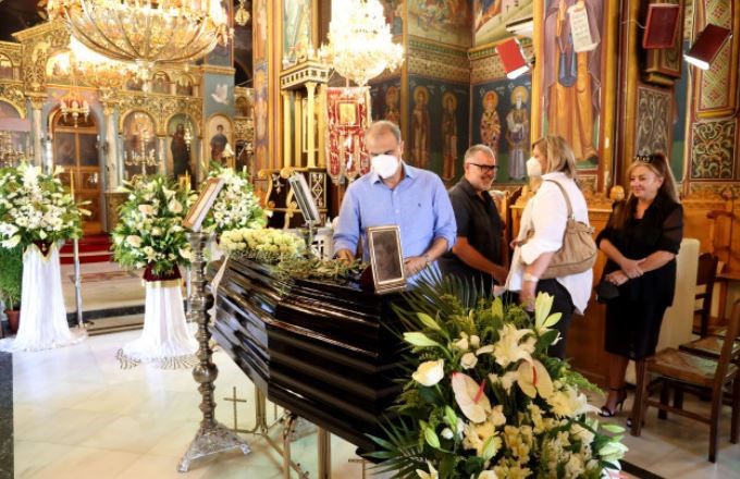 Βουβός πόνος στο τελευταίο χειροκρότημα για την ψ – Πλήθος κόσμου στην κηδεία της ελληνίδας θεάς