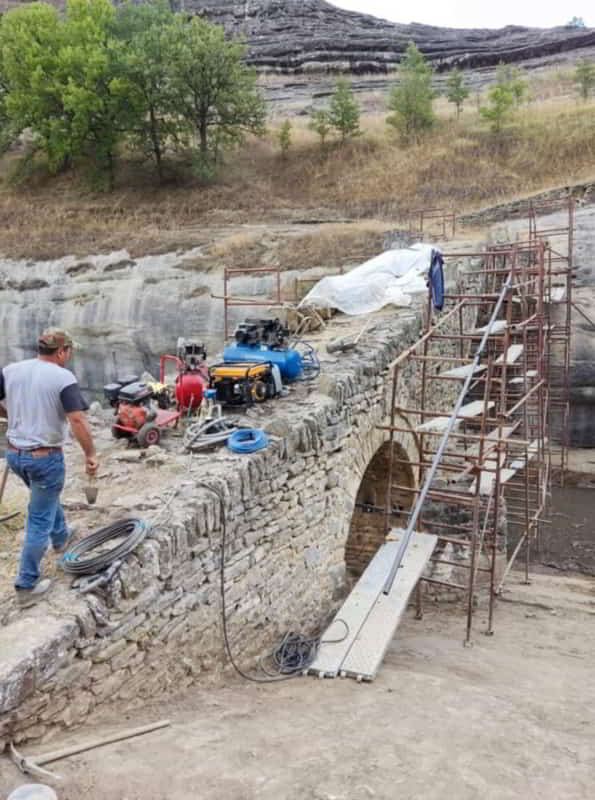 Εργασίες συντήρησης του πέτρινου γεφυριού της Αγίας Σωτήρας (Σβόλιανης) Βοΐου Κοζάνης. Εργασίες συντήρησης του πέτρινου γεφυριού της Αγίας Σωτήρας (Σβόλιανης) Βοΐου Κοζάνης.