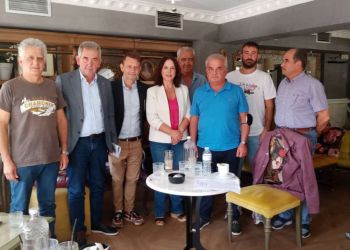 Η Καλλιόπη Βέττα με μέλη του Συνδέσμου Επενδυτών Φωτοβολταϊκών Δυτικής Μακεδονίας