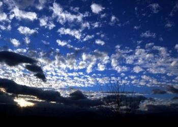 Ο Καιρός Σήμερα: Αίθριος γενικά με παροδικές νεφώσεις και τοπικές βροχές