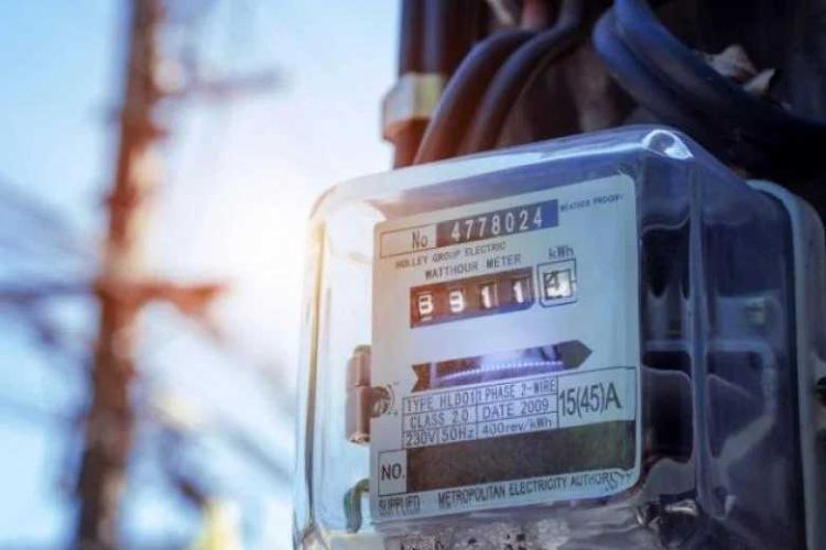 Ηλεκτρικό ρεύμα: Η βουτιά στις τιμές των προμηθευτών φέρνει και μειωμένες επιδοτήσεις