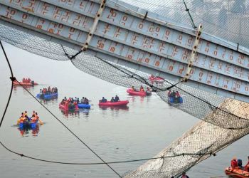 Η στιγμή της κατάρρευσης της γέφυρας στην Ινδία Τουλάχιστον 130 νεκροί (βίντεο)