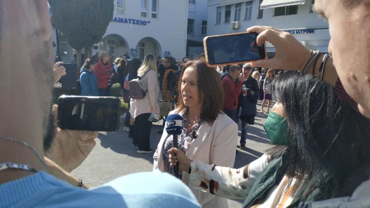Καλλιόπη Βέττα: Συμμετοχή στην συγκέντρωση διαμαρτυρίας για την εγκατάλειψη της Παιδιατρικής Κλινικής