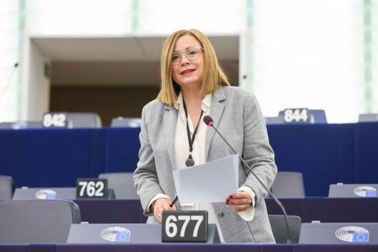 Μαρία Σπυράκη: Ο ενιαίος φορτιστής για όλες τις συσκευές, σημαντικό βήμα για την παραγωγή βιώσιμων προϊόντων