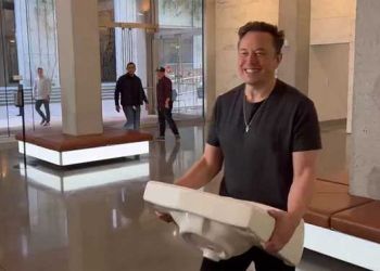 Ο Έλον Μασκ πήγε στα κεντρικά του Twitter κουβαλώντας έναν νιπτήρα