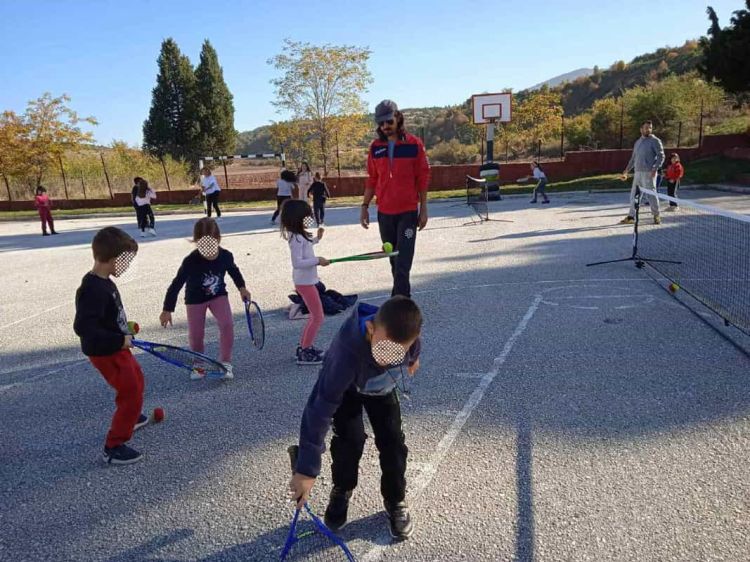 Ο  Όμιλος Αντισφαίρισης Πτολεμαΐδας επέστρεψε στα ….σχολεία