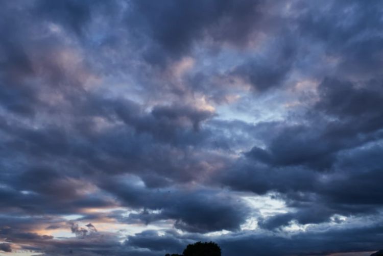 Ο Καιρός Σήμερα: Νεφώσεις, με τοπικές βροχές και πτώση θερμοκρασίας