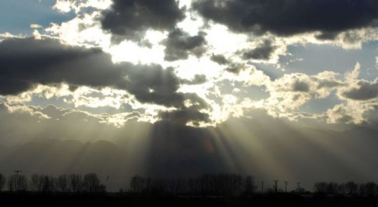 Ο Καιρός σήμερα: Αίθριος με νεφώσεις και λίγες τοπικές βροχές