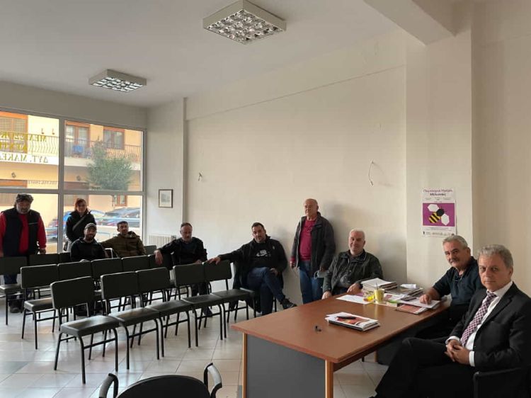 Ο βουλευτής Κοζάνης, Γιώργος Αμανατίδης με τα μέλη του Μελισσοκομικού Συλλόγου Νομού Κοζάνης
