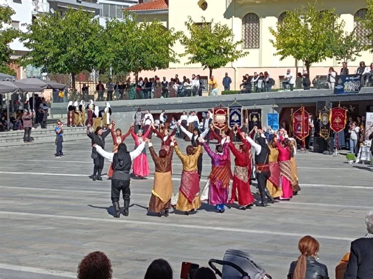 Πλημμύρησε με χορευτές η πλατεία της Κοζάνης το πρωί της Κυριακής