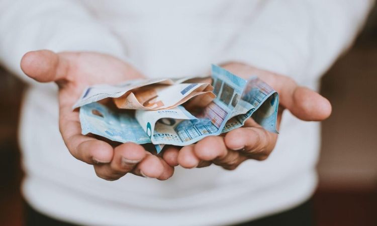 Ρύθμιση χρεών, επιδόματα και κίνητρα για απασχόληση προβλέπει το μίνι ασφαλιστικό