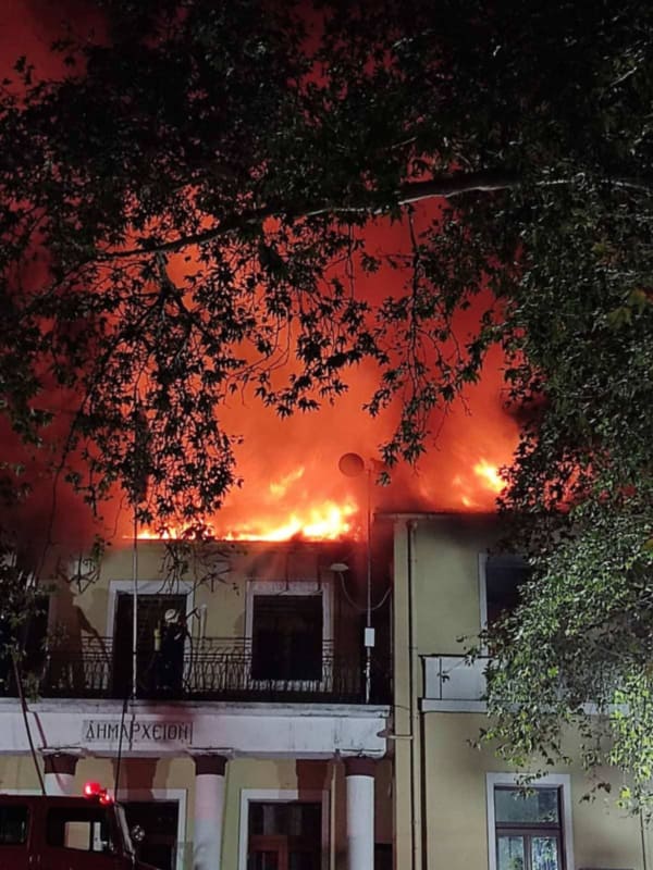 Φωτιά Στο Δημαρχείο Σερβίων – Καταστράφηκε Ολοσχερώς Το Παλαιότερο Κεντρικό Τμήμα Του Πρώτου Ορόφου