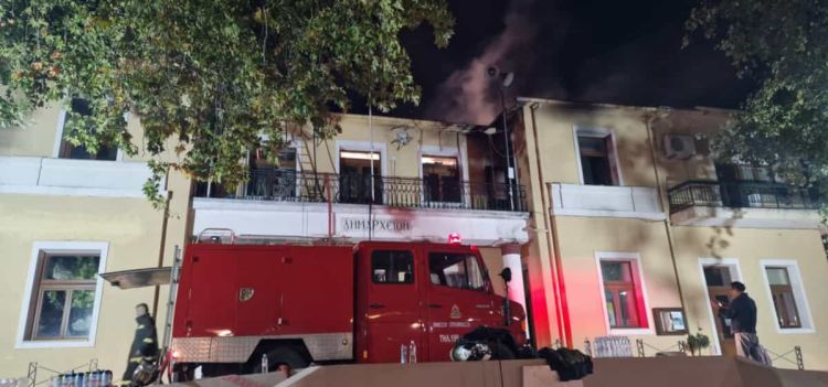 Φωτιά στο Δημαρχείο Σερβίων – Καταστράφηκε ολοσχερώς το παλαιότερο κεντρικό τμήμα του πρώτου ορόφου