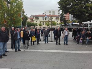 Διαμαρτυρία συνταξιούχων Κοζάνης - Ξεσηκωμός αγώνας μέχρι τη νίκη… Διαμαρτυρία συνταξιούχων Κοζάνης – Ξεσηκωμός αγώνας μέχρι τη νίκη…