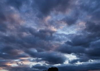 Ο Καιρός Σήμερα: Νεφώσεις, με τοπικές βροχές και πτώση θερμοκρασίας