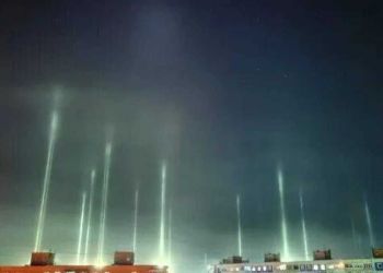 Παράξενες φωτεινές στήλες στη Ρωσία: Φυσικό φαινόμενο ή εξωγήινο «σημάδι»; Οι επιστήμονες έδωσαν απάντηση (βίντεο)