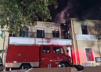 Φωτιά στο Δημαρχείο Σερβίων – Καταστράφηκε ολοσχερώς το παλαιότερο κεντρικό τμήμα του πρώτου ορόφου