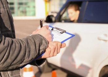 Απίστευτη κομπίνα με διπλώματα οδήγησης – Καλωδίωναν εξεταζόμενους για να περάσουν τις εξετάσεις