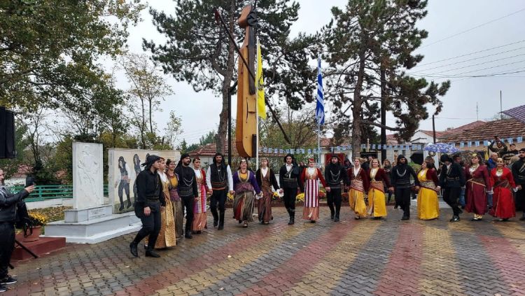 Η μεγαλύτερη ξύλινη Ποντιακή λύρα δεσπόζει στην πλατεία Πενταβρύσου