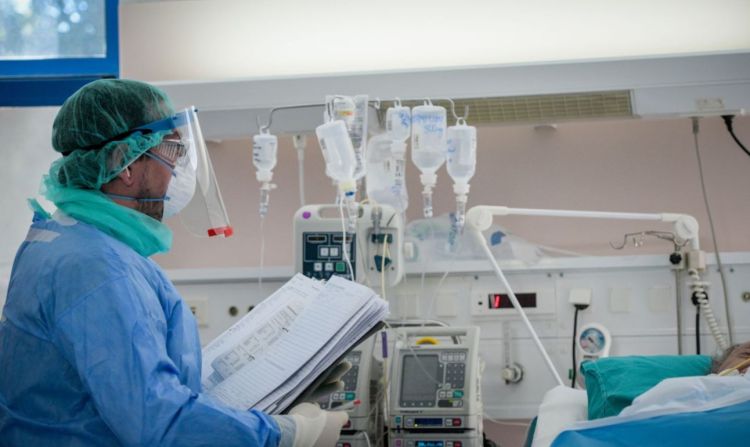 Θα επιστρέψουν από 1η/1/2023 οι ανεμβολίαστοι υγειονομικοί