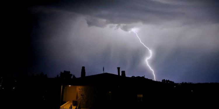 Νέο έκτακτο δελτίο επικίνδυνων φαινομένων της ΕΜΥ: Εξαιρετικά έντονες καταιγίδες σε αυτές τις 12 περιοχές σήμερα (χάρτης)