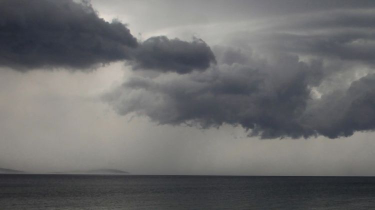 Ο Καιρός σήμερα: Αυξημένες νεφώσεις με τοπικές βροχές και σποραδικές καταιγίδες για σήμερα Παρασκευή