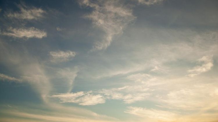 Ο Καιρός σήμερα: Λίγες νεφώσεις, κατά τόπους αυξημένες