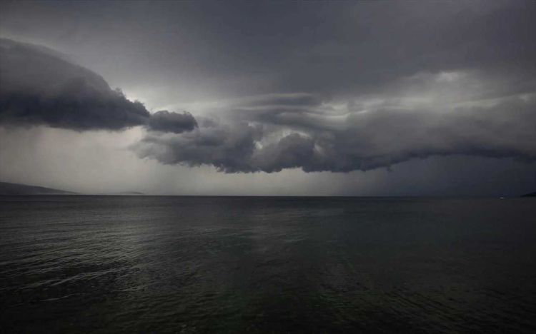 Ο Καιρός σήμερα: Λίγες νεφώσεις με πιθανές τοπικές βροχές