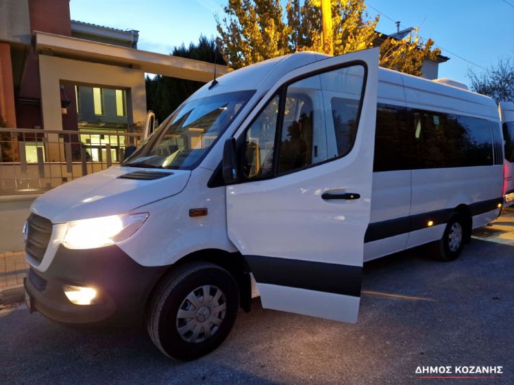 Παράδοση λεωφορείου μεταφοράς ατόμων με αναπηρία στο Σύλλογο Γονέων, Κηδεμόνων και Φίλων Ατόμων με Αυτισμό Ν. Κοζάνης