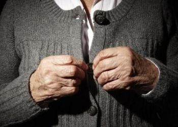 Πτολεμαϊδα: 33χρόνη με τη μέθοδο του εναγκαλισμού, κατάφερε να αφαιρέσει από το λαιμό ηλικιωμένης χρυσό σταυρό αξίας 1.000 ευρώ