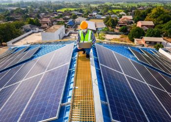 Φωτοβολταϊκά στη στέγη – Πρόταση «έκτακτης ανάγκης» από την Κομισιόν για άδειες σε ένα μήνα