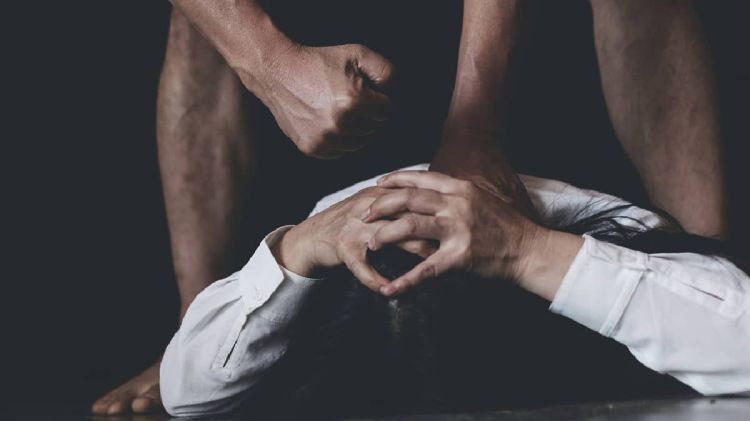 Panic Button: Στη Βουλή η τροπολογία για τα θύματα ενδοοικογενειακής βίας – Πώς θα λειτουργεί