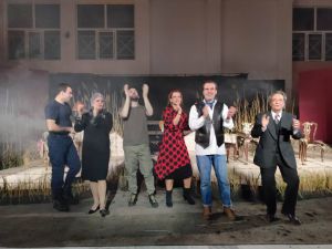 Η θεατρική παράσταση “Το Κτήμα” πήγε Δεσκάτη... Η θεατρική παράσταση “Το Κτήμα” πήγε Δεσκάτη…