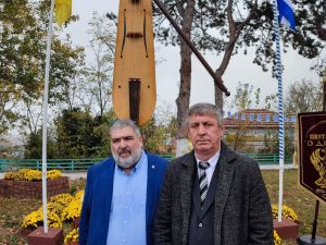 Η μεγαλύτερη ξύλινη Ποντιακή λύρα δεσπόζει στην πλατεία Πενταβρύσου