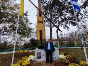 Η μεγαλύτερη ξύλινη Ποντιακή λύρα δεσπόζει στην πλατεία Πενταβρύσου