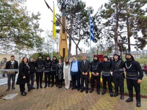 Η μεγαλύτερη ξύλινη Ποντιακή λύρα δεσπόζει στην πλατεία Πενταβρύσου