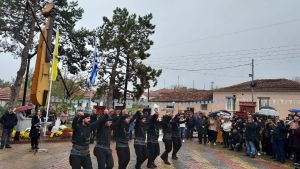 Η μεγαλύτερη ξύλινη Ποντιακή λύρα δεσπόζει στην πλατεία Πενταβρύσου